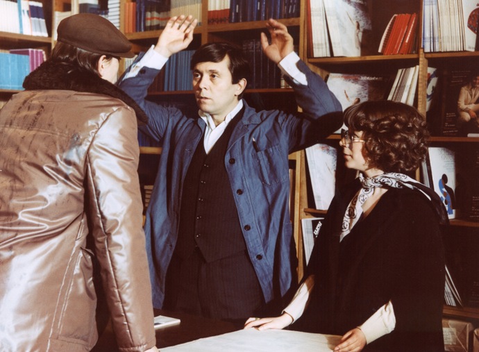 Vrchní prchni! je slavná česká komedie s Josefem Abrhámem v roli knihkupce, kterému náhoda přinese návod, jak přijít k penězům...