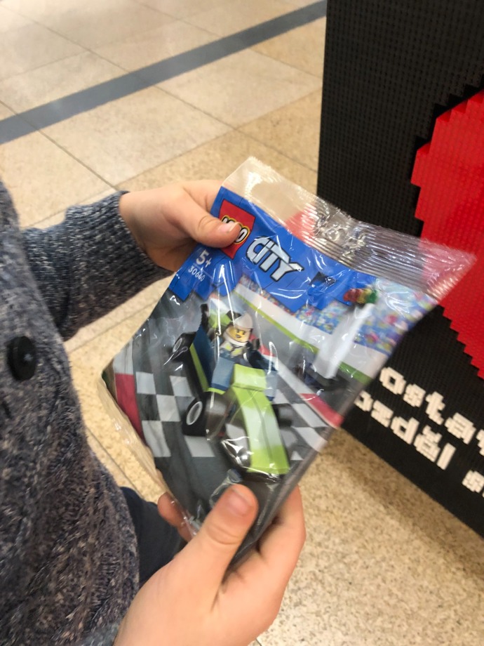 Za vyrobené srdíčko čeká na děti na Harfě malý dárek.  