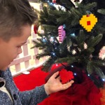 Už po sedmé staví děti po celém světe vánoční ozdoby z kostek LEGO.