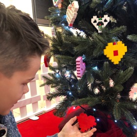 Už po sedmé staví děti po celém světe vánoční ozdoby z kostek LEGO.