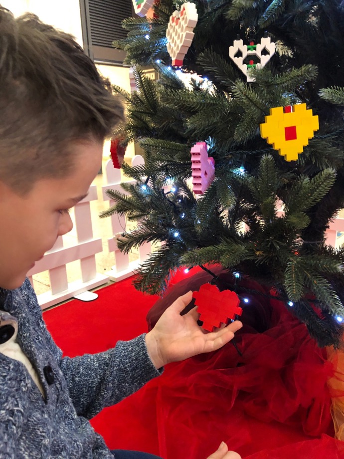 Už po sedmé staví děti po celém světe vánoční ozdoby z kostek LEGO.