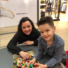 V pražské Galerii Harfa se vyrábělo o víkendu hromadně. Zavítala sem také šéfredaktorka Lifee.cz Markéta Behinová se synem Sebastianem.