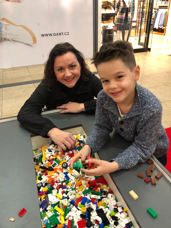 V pražské Galerii Harfa se vyrábělo o víkendu hromadně. Zavítala sem také šéfredaktorka Lifee.cz Markéta Behinová se synem Sebastianem.