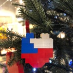 Do charitativního vánočního projektu LEGO Build To Give se mohou děti letos zapojit tak, že postaví srdce z kostiček a poté ho nasdílí na sociální sítě s hastagem #BuildToGive.