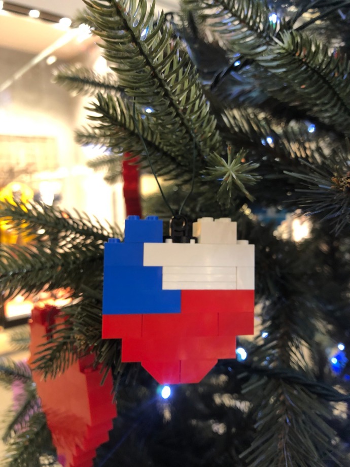 Do charitativního vánočního projektu LEGO Build To Give se mohou děti letos zapojit tak, že postaví srdce z kostiček a poté ho nasdílí na sociální sítě s hastagem #BuildToGive.