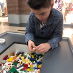 Děti tady mohou vyrábět ozdoby společně a to i následující sobotu a neděli. 