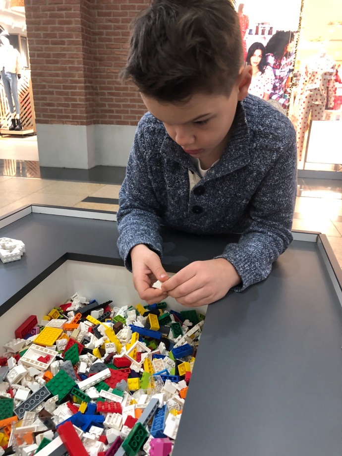 Děti tady mohou vyrábět ozdoby společně a to i následující sobotu a neděli. 