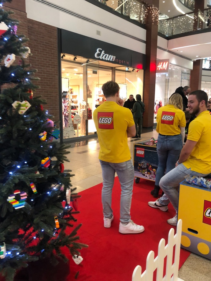 Děti tady při stavění vedou promotéři a hostesky. 