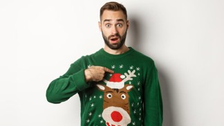 René (30): Přítelkyně mi k Vánocům pořídila svetr se sobem. Stydím se, když mám tu hrůzu mít na sobě