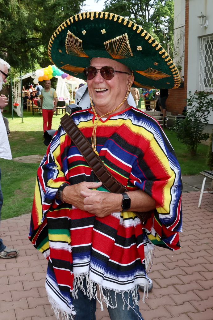 Petr Janda pravidelně pořádá party na své usedlosti Propast. Oslava bývá vždy tematická, v kostýmech. 