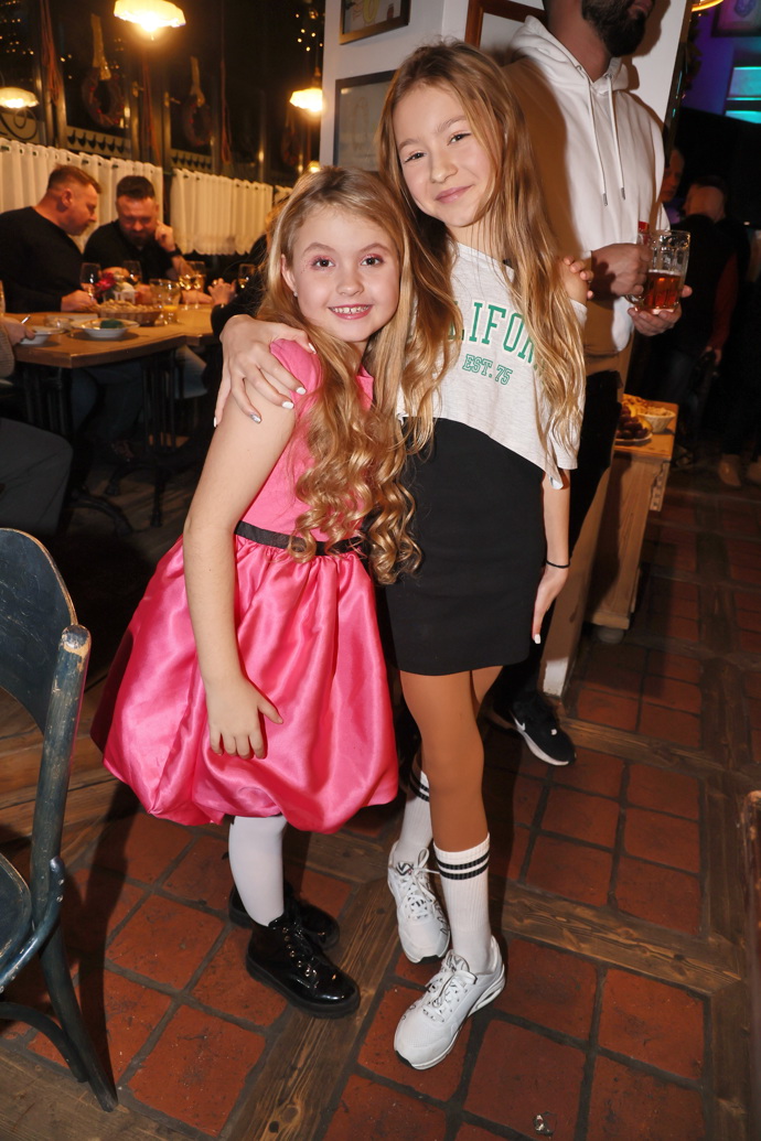 Dětská seriálová hvězda Adélka Hesová se blýskla v růžových šatech jako pro princeznu, dlouhé blond vlasy nechala zvlnit do perfektních loken.