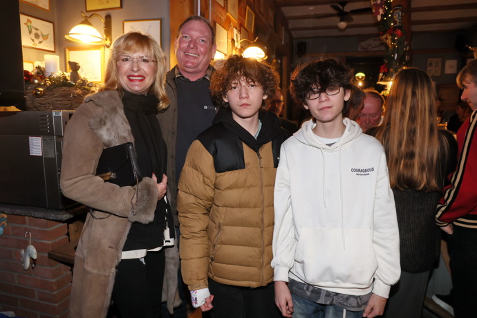 Moderátorka Štěpánka Duchková vyvedla celou svoji rodinu včetně dvou dospívajících synů - rostou jako z vody. 