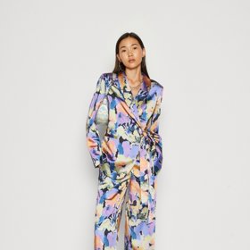 Pyžamový efekt podtrhne nejen stejný materiál horního a spodního dílu, ale i vzory. (YAS, 1 790 Kč)