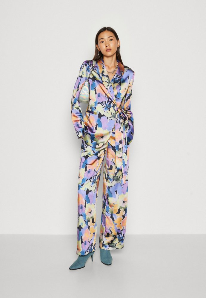 Pyžamový efekt podtrhne nejen stejný materiál horního a spodního dílu, ale i vzory. (YAS, 1 790 Kč)