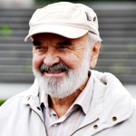 Scénář ke komedii Vrchní, prchni! napsal Zdeněk Svěrák.