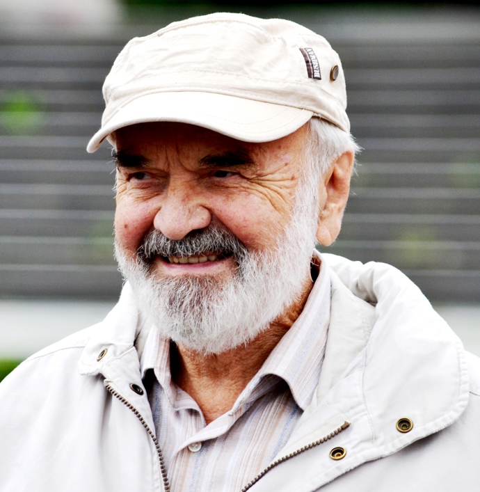 Scénář ke komedii Vrchní, prchni! napsal Zdeněk Svěrák.