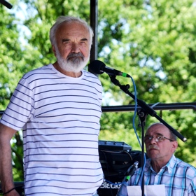 Zdeněk Svěrák je také autorem slavné písně Severní vítr, která zazní ve filmu Vrchní, prchni! Napsal ji se svým dlouholetým spolupracovníkem, hudebníkem Jaroslavem Uhlířem.