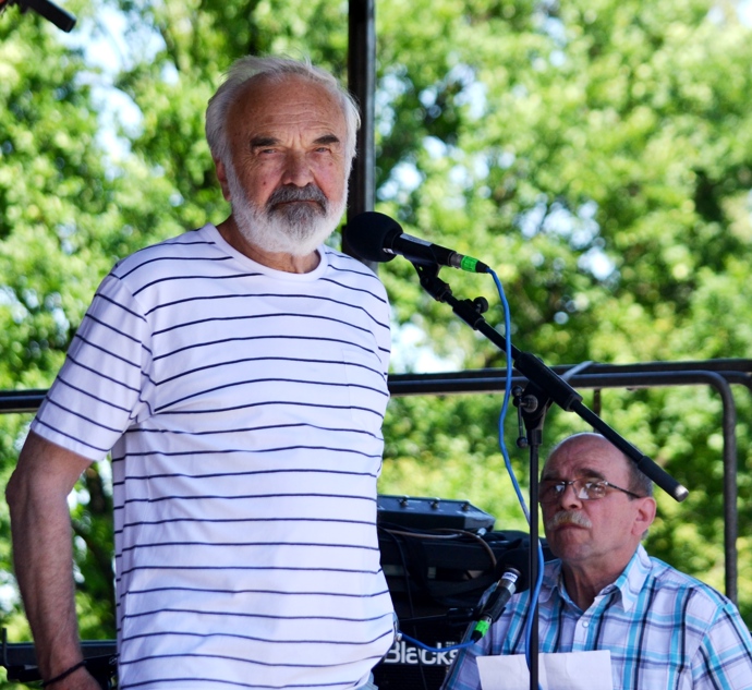 Zdeněk Svěrák je také autorem slavné písně Severní vítr, která zazní ve filmu Vrchní, prchni! Napsal ji se svým dlouholetým spolupracovníkem, hudebníkem Jaroslavem Uhlířem.