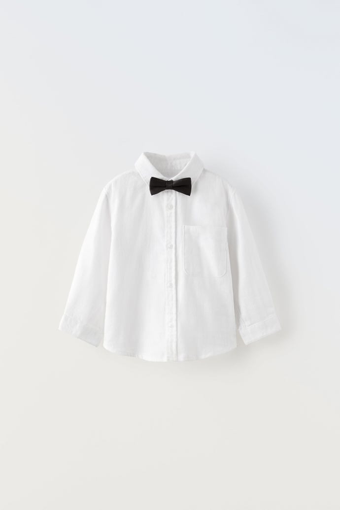 Stejně jednoduchý je i stylový outfit pro nejmenšího člena rodiny. Chlapecká košile s přidaným motýlkem, Zara, 429 Kč.