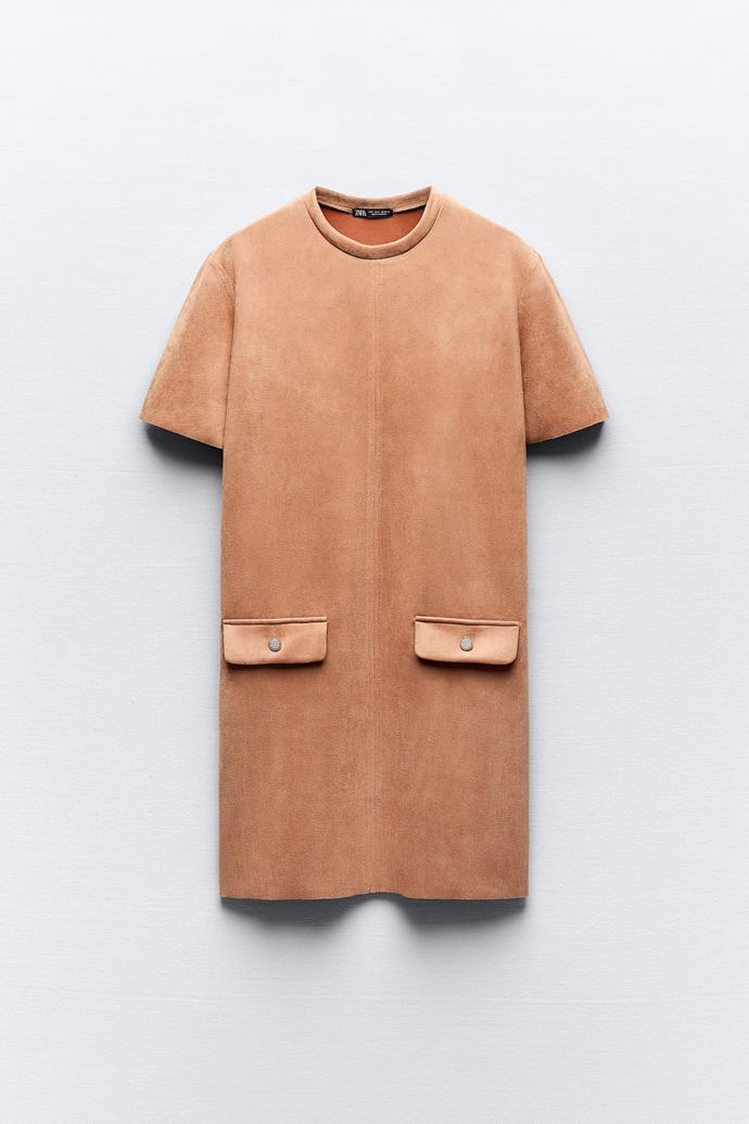 Šaty z umělého semiše, Zara, 549 Kč.