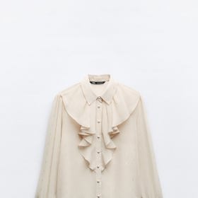 Blůza se symetrickým volánovým sedlem a potahovanými knoflíky, Zara, 799 Kč.