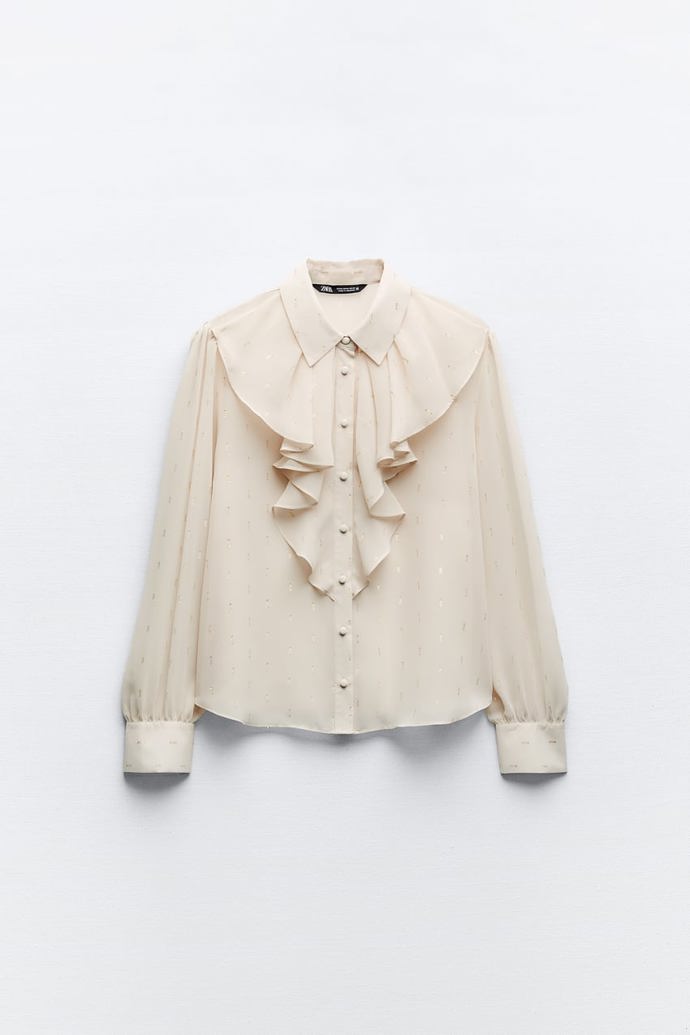 Blůza se symetrickým volánovým sedlem a potahovanými knoflíky, Zara, 799 Kč.