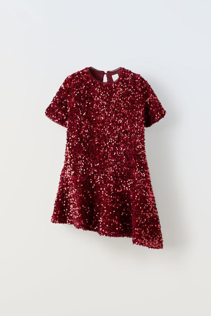 Stejně dokonale může v červených flitrech vypadat vaše malá princezna. (Zara, 799 Kč)