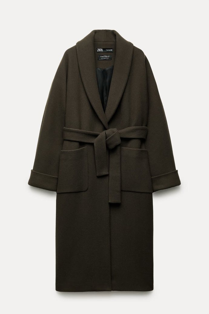 Extra dlouhý zavinovací plášť Zara, po slevě stojí 1 999 Kč. 