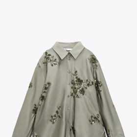 Saténová sestava Zara je zdobena výšivkami s aplikacemi. Horní díl stojí 1 399 Kč.