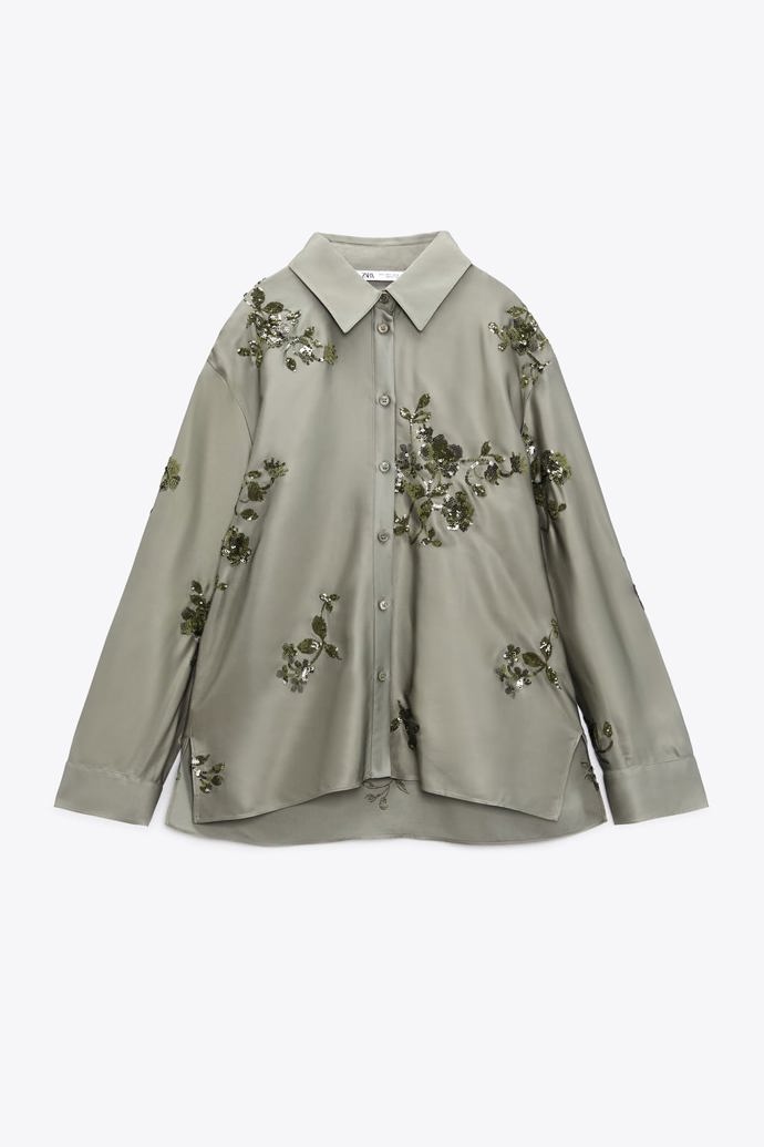 Saténová sestava Zara je zdobena výšivkami s aplikacemi. Horní díl stojí 1 399 Kč.