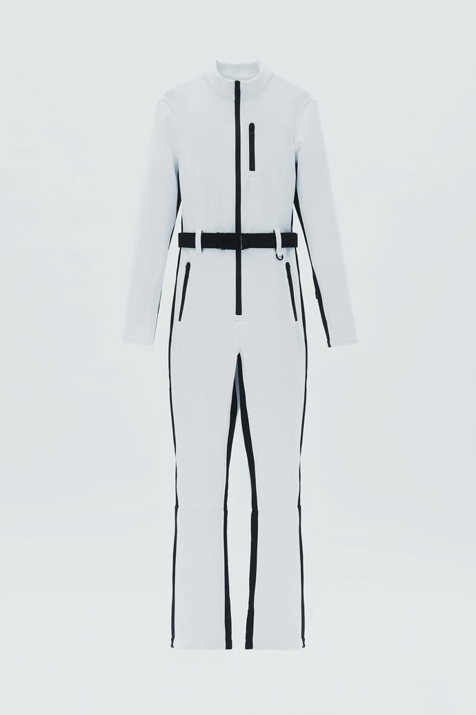 A v nabídce oblíbeného řetězce Zara nechybí ani slušivá kombinéza ve dvou barevných provedeních. Bílé a černé. (2 799 Kč)