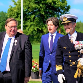 Vpravo je král Frederik X. a za ním jeho syn Christian, který se jednou také stane dánským králem.