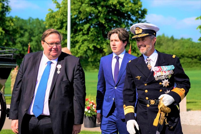 Vpravo je král Frederik X. a za ním jeho syn Christian, který se jednou také stane dánským králem.