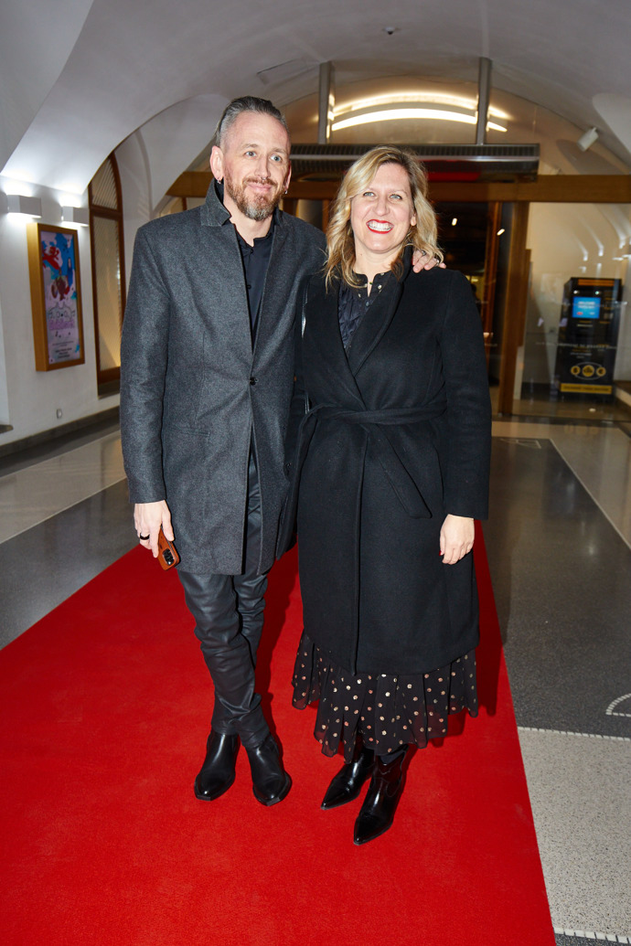 Fotograf Tomáš Třeštík vyvedl do kina sestru Hanku Třeštíkovou. Ta oblékla černý kabát a černou sukni s puntíky.