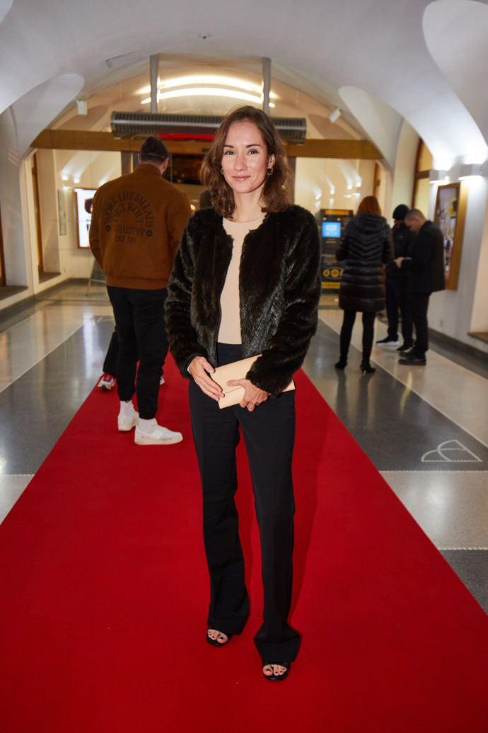 Herečka Eliška Křenková zvolila teplý černý kožíšek do pasu a černé společenské kalhoty. Béžové psaníčko sladila s topem.