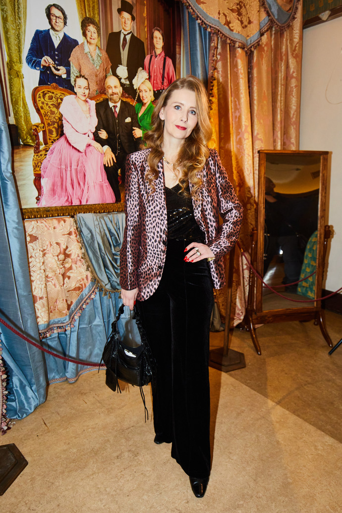 Michaela Hořejší sundala černý kabát a pochlubila se saténovým sáčkem s gepardím vzorem.