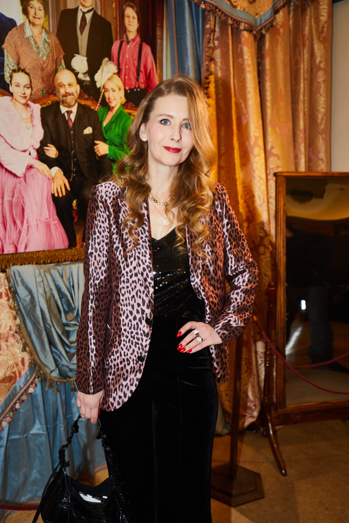 Kostýmní výtvarnice Michaela Hořejší zkombinovala výrazné barevné sako s černým základem trička a kalhot.