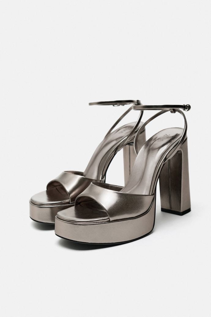 Stříbrné metalické sandály, Zara, 1 299 Kč. 