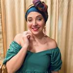 Zpěvačka Anička Slováčková už má turban také v barvě duhy - a moc jí sluší.