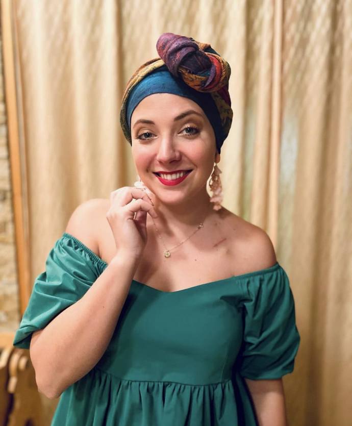 Zpěvačka Anička Slováčková už má turban také v barvě duhy - a moc jí sluší.