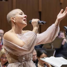 Anička Slováčková neváhá koncertovat s holou hlavou.