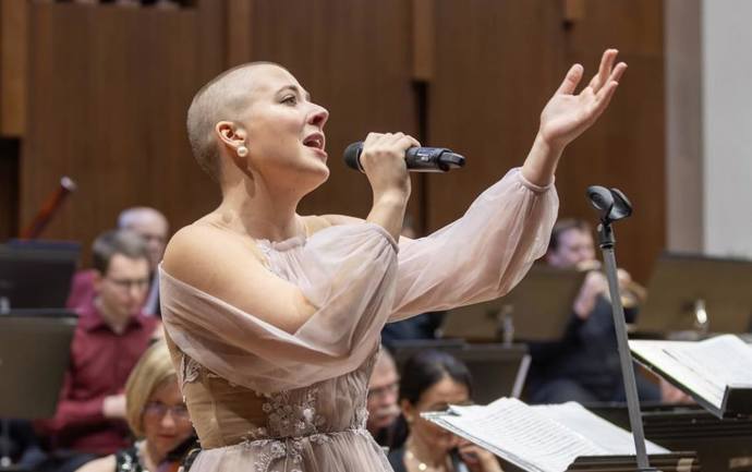 Anička Slováčková neváhá koncertovat s holou hlavou.