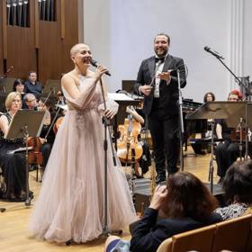 Bratr Felix je Aničce velkou oporou a jejich koncerty jsou nabité energií.