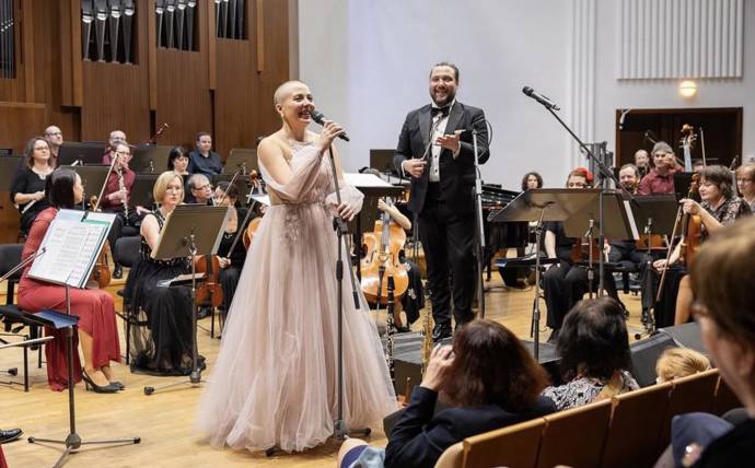 Bratr Felix je Aničce velkou oporou a jejich koncerty jsou nabité energií.