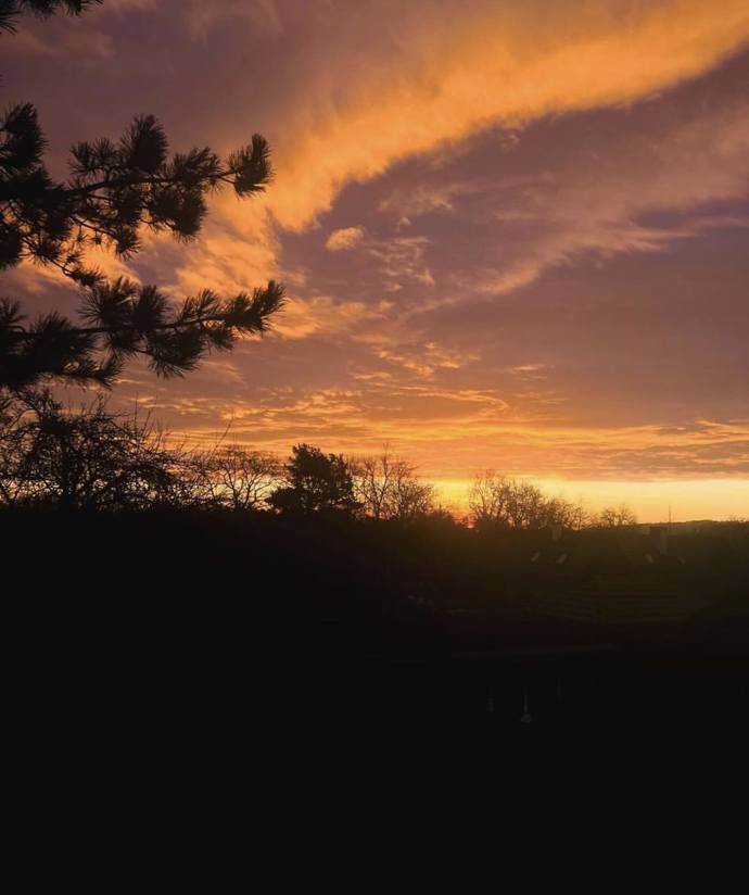 "Jakmile vidím barevné nebe, musím ho zaznamenat a sdílet," říká Anička Slováčková v našem rozhovoru.