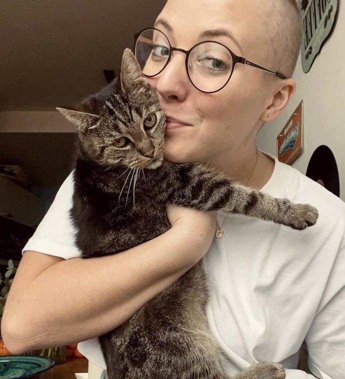 Anička Slováčková se nebojí ukázat svým fanouškům bez pokrývky hlavy.