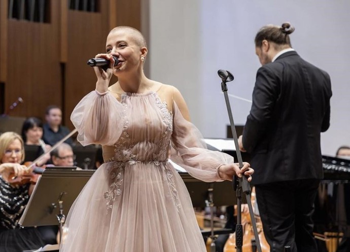 Aničce Slováčkové sluší večerní šaty i bez dlouhé blond hřívy.