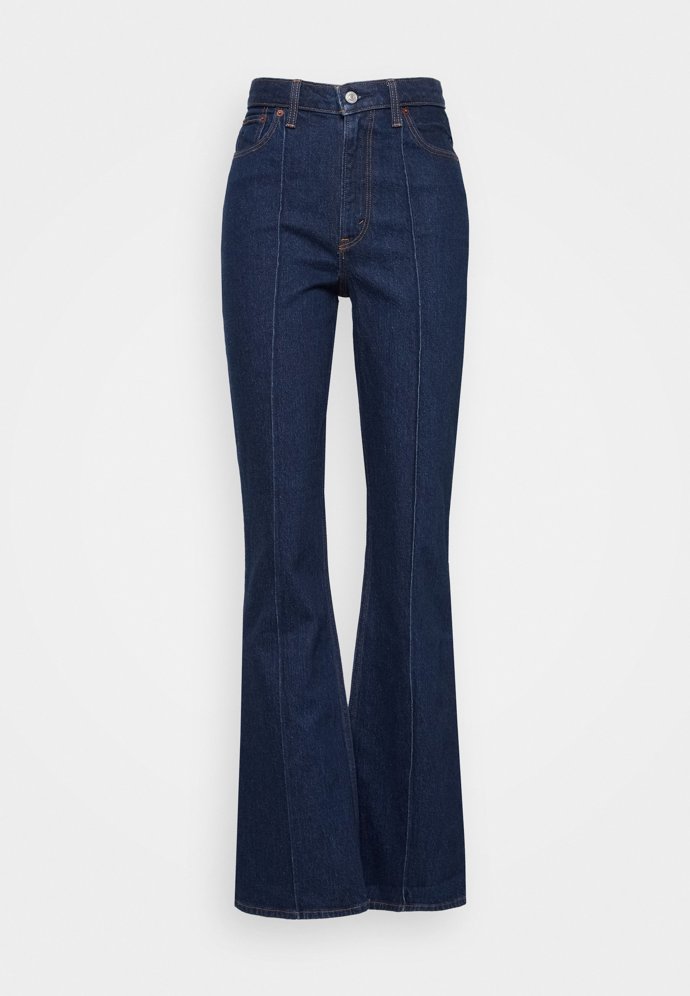 Džíny bootcut s vertikálním členěním prodlužují siluetu. ( Abercrombie&Fitch, 2380 Kč)