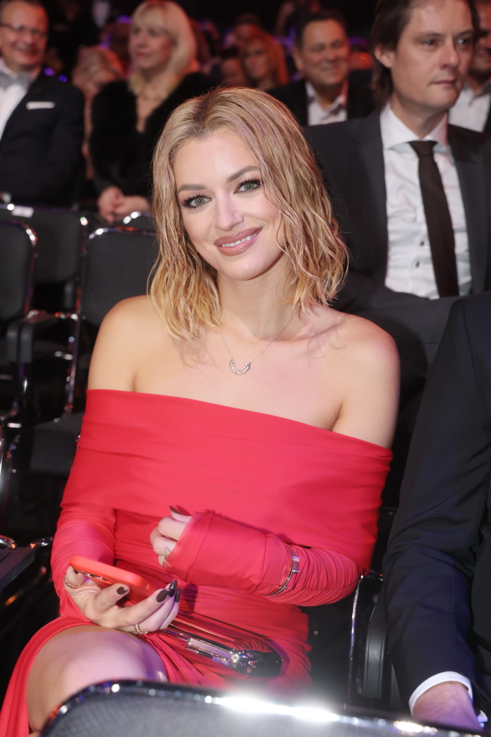 Modelka Jitka Boho překvapila na předávání cen Český slavík v blonďatém mikádu.