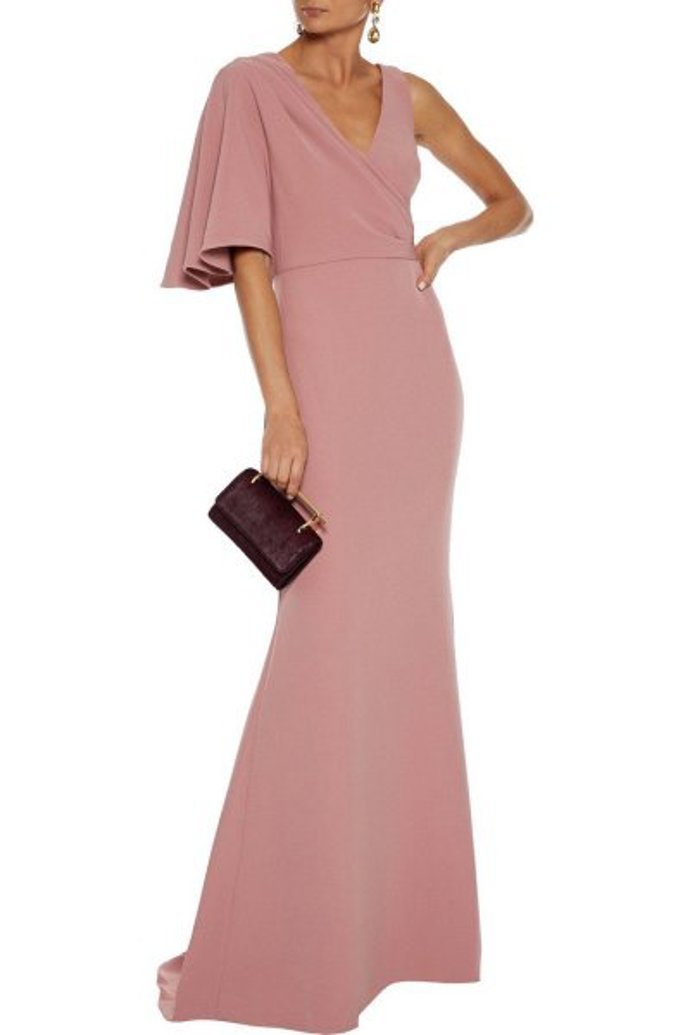 Asymetrie, pastelové barvy, jednoduchá silueta. I takto může vypadat model pro dress code Black tie. V butiku Soline najdete i oblíbenou americkou značku Badgley Mischka.